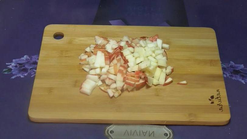 Крабовый салат с яблоком и сыром