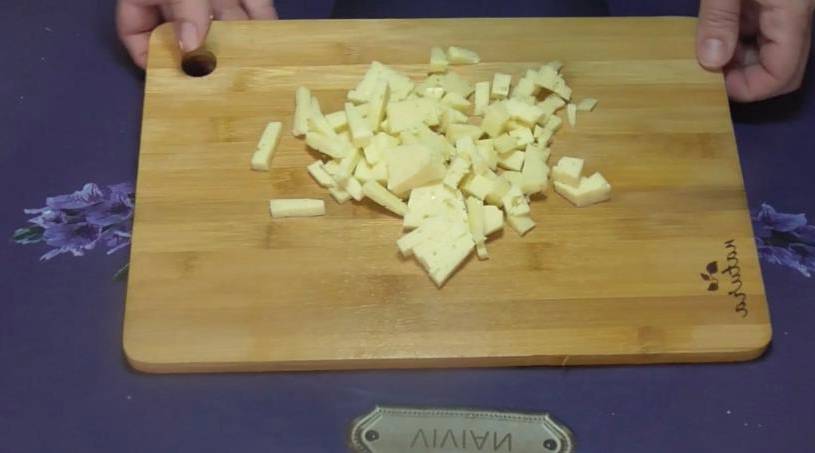 Крабовый салат с яблоком и сыром