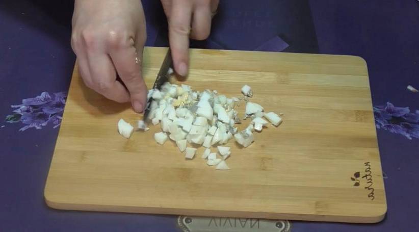 Крабовый салат с яблоком и сыром