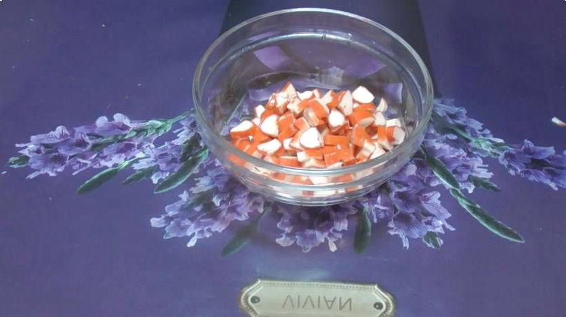 Крабовый салат с яблоком и сыром