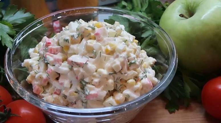 Крабовый салат с яблоком и кукурузой