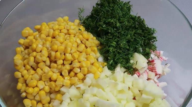Крабовый салат с яблоком и кукурузой