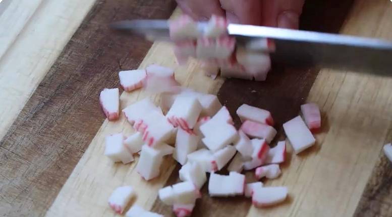 Крабовый салат с яблоком и кукурузой