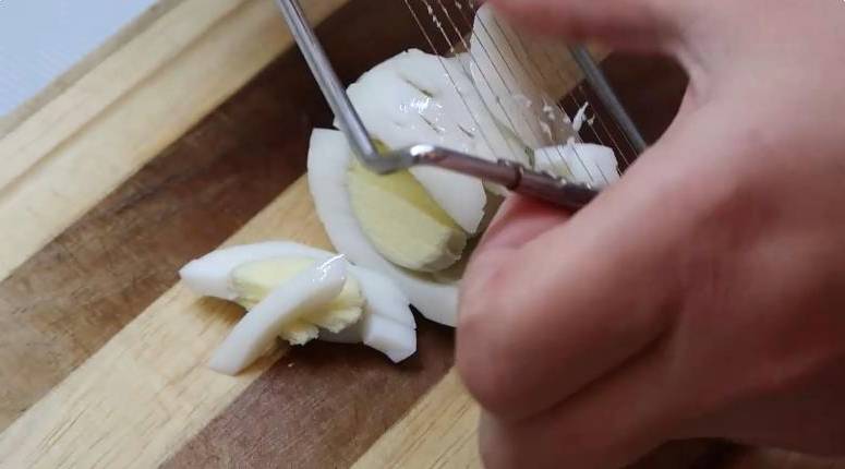 Крабовый салат с яблоком и кукурузой