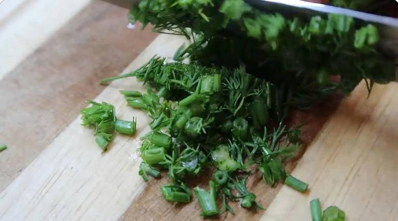 Крабовый салат с яблоком и кукурузой