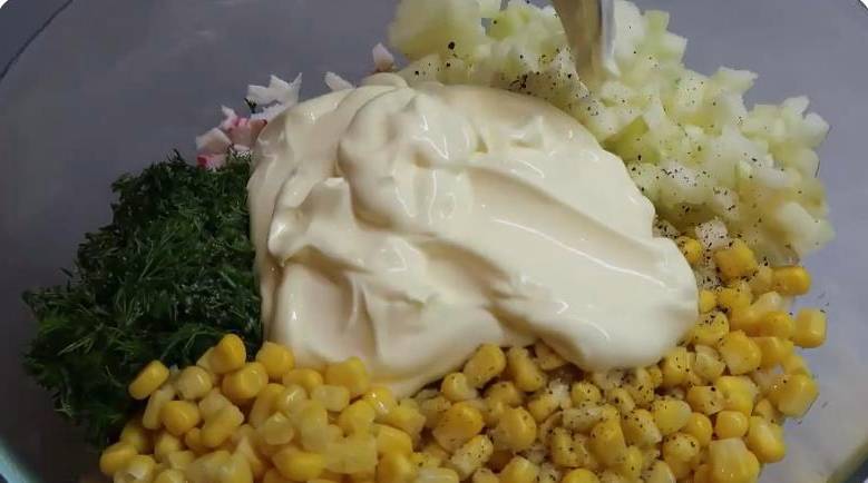 Крабовый салат с яблоком и кукурузой