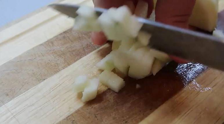 Крабовый салат с яблоком и кукурузой