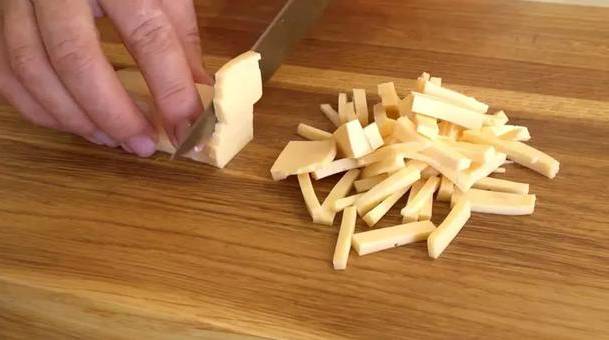 Крабовый салат с чесноком и сыром