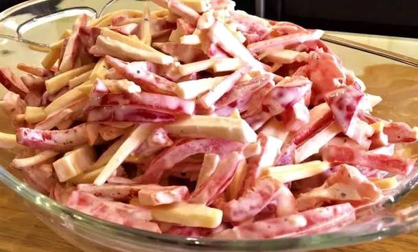 Крабовый салат с чесноком и сыром