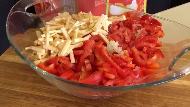 Крабовый салат с чесноком и сыром