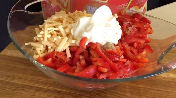 Крабовый салат с чесноком и сыром