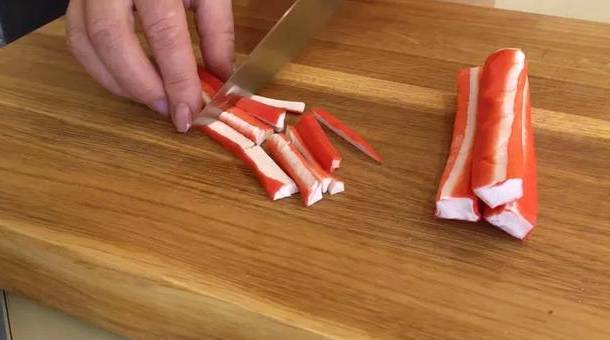 Крабовый салат с чесноком и сыром