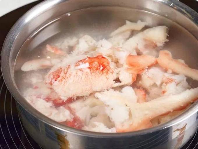 Крабовый салат с чесноком