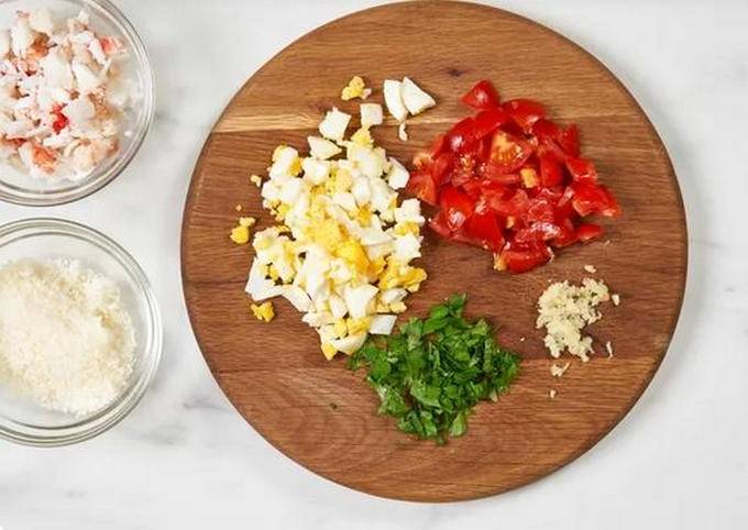 Крабовый салат с чесноком