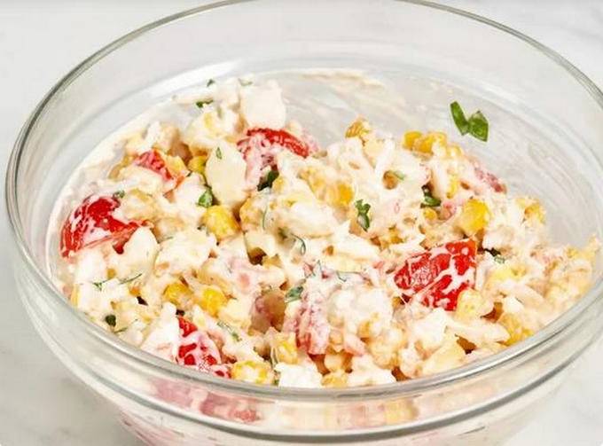 Крабовый салат с чесноком