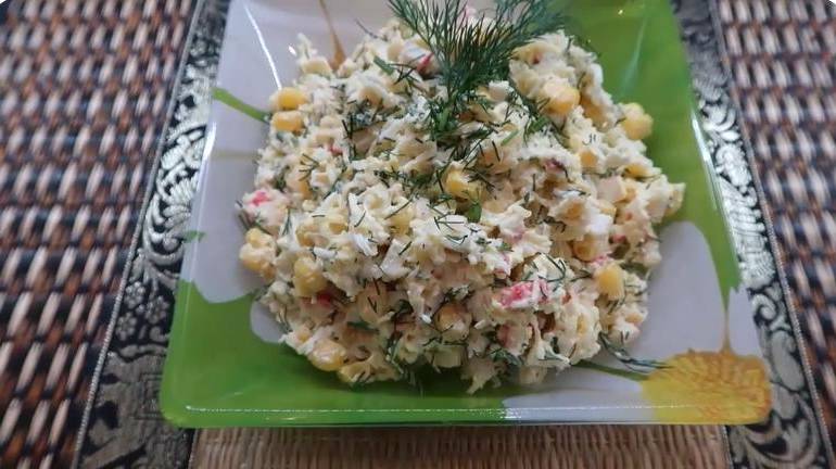 Крабовый салат с сыром, яйцами и кукурузой