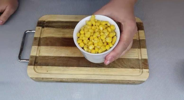 Крабовый салат с сыром, яйцами и кукурузой