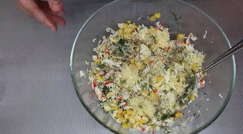 Крабовый салат с сыром, яйцами и кукурузой