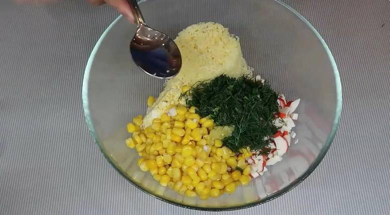 Крабовый салат с сыром, яйцами и кукурузой