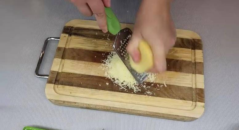 Крабовый салат с сыром, яйцами и кукурузой