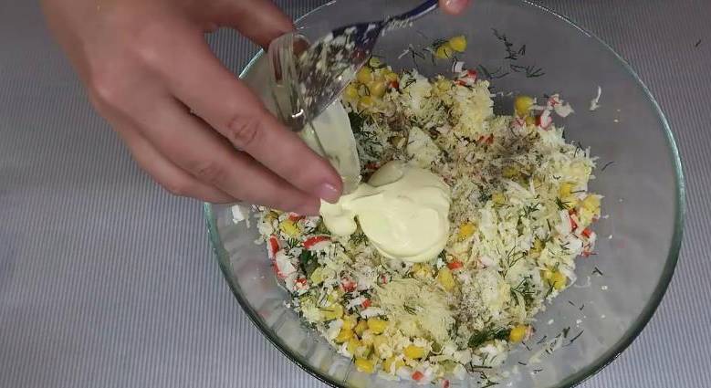 Крабовый салат с сыром, яйцами и кукурузой