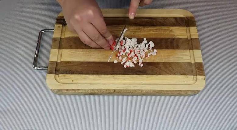 Крабовый салат с сыром, яйцами и кукурузой