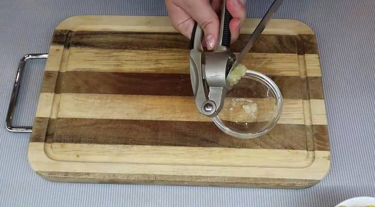 Крабовый салат с сыром, яйцами и кукурузой