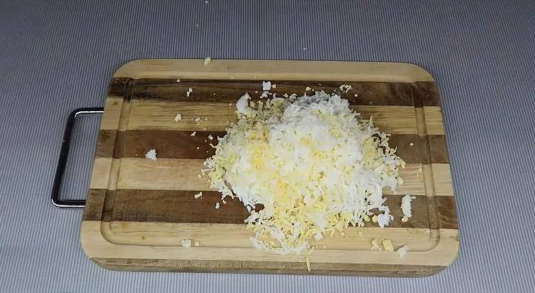 Крабовый салат с сыром, яйцами и кукурузой