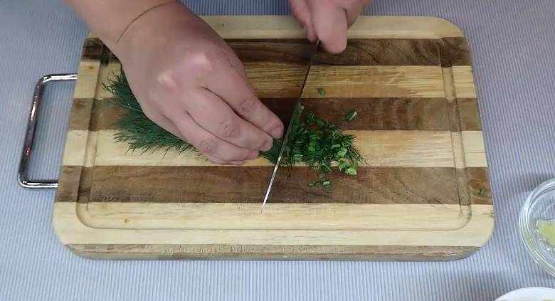 Крабовый салат с сыром, яйцами и кукурузой