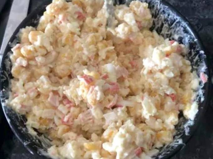 Крабовый салат с сыром и яйцами