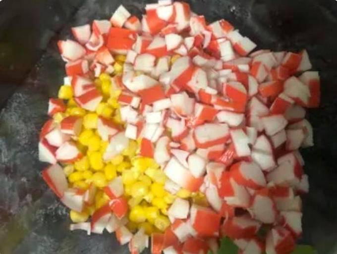 Крабовый салат с сыром и яйцами