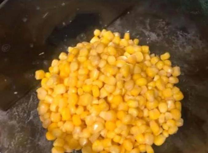 Крабовый салат с сыром и яйцами