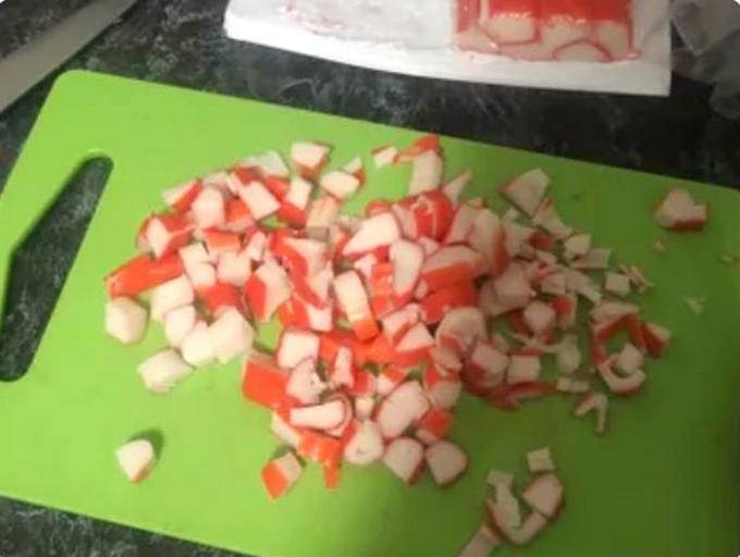 Крабовый салат с сыром и яйцами