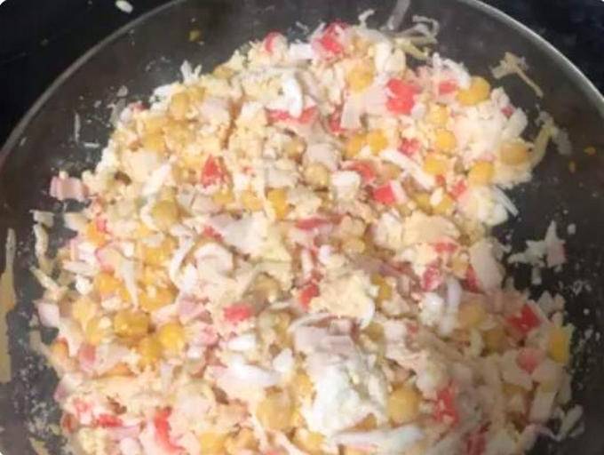 Крабовый салат с сыром и яйцами