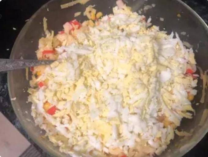 Крабовый салат с сыром и яйцами