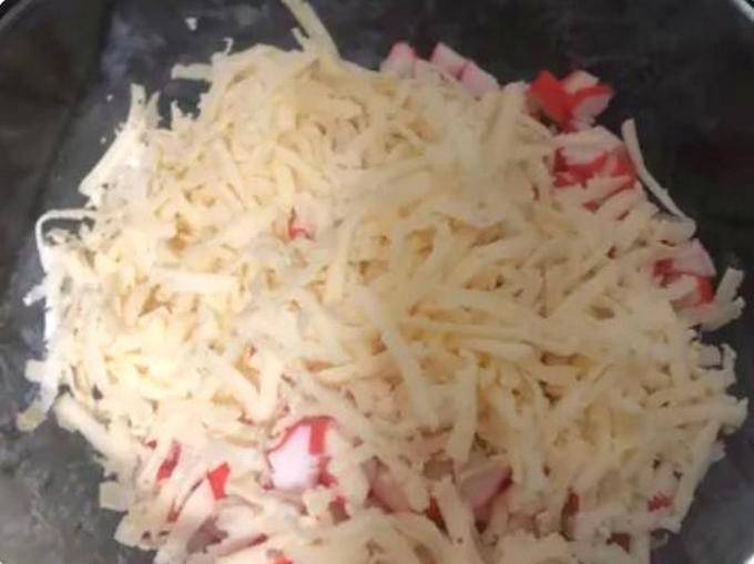 Крабовый салат с сыром и яйцами