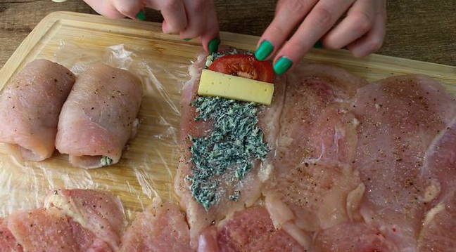 Куриные рулетики с сыром и зеленью