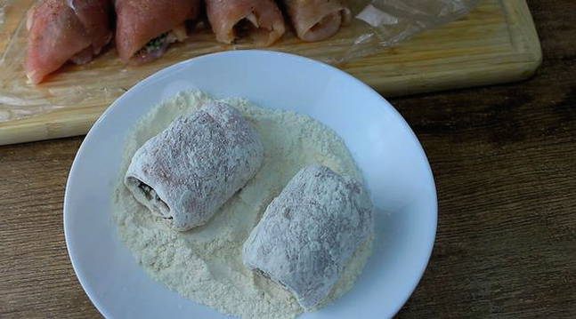 Куриные рулетики с сыром и зеленью