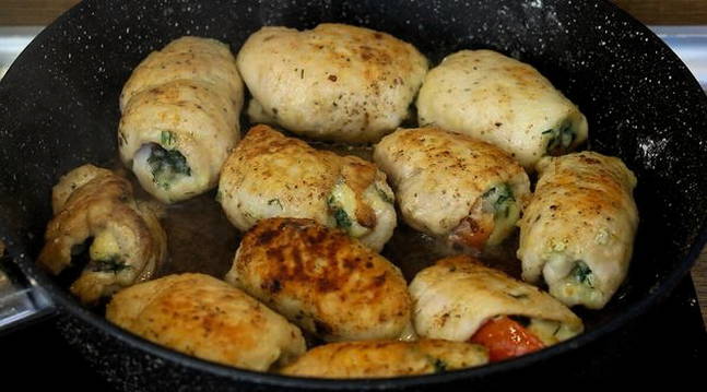 Куриные рулетики с сыром и зеленью
