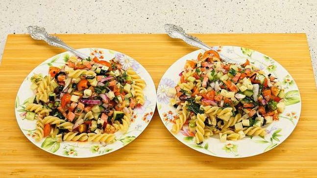 Итальянский салат с макаронами и колбасой