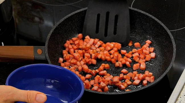 Итальянский салат с макаронами и колбасой