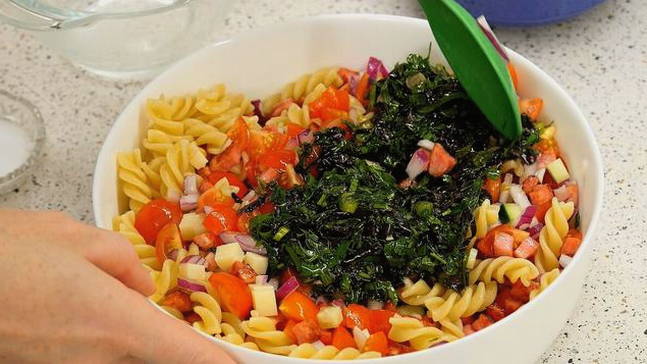 Итальянский салат с макаронами и колбасой