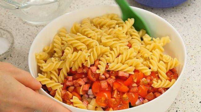 Итальянский салат с макаронами и колбасой