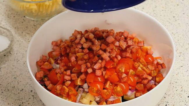 Итальянский салат с макаронами и колбасой