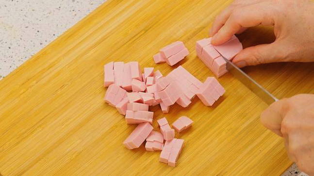 Итальянский салат с макаронами и колбасой