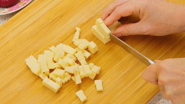 Итальянский салат с макаронами и колбасой