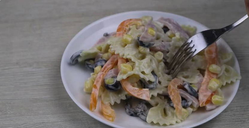Итальянский салат с макаронами, ветчиной и майонезом