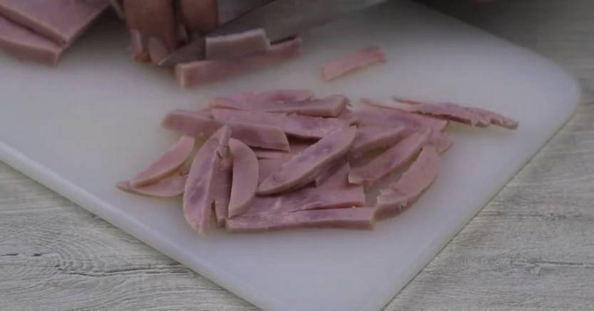 Итальянский салат с макаронами, ветчиной и майонезом