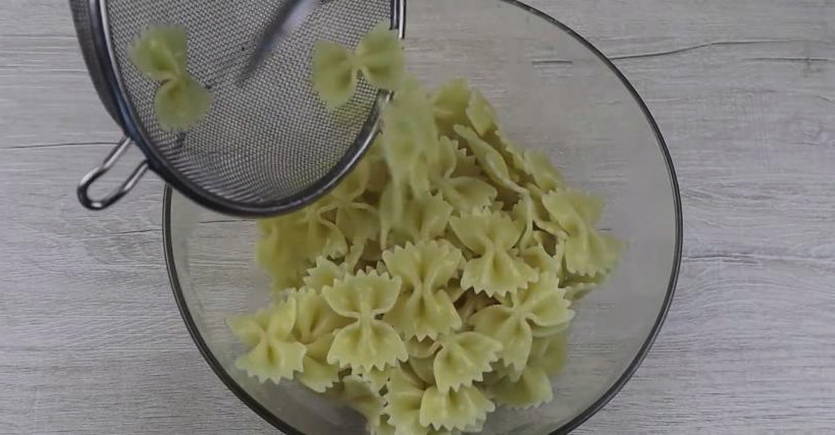 Итальянский салат с макаронами, ветчиной и майонезом