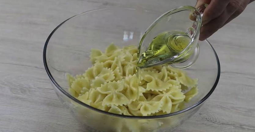Итальянский салат с макаронами, ветчиной и майонезом